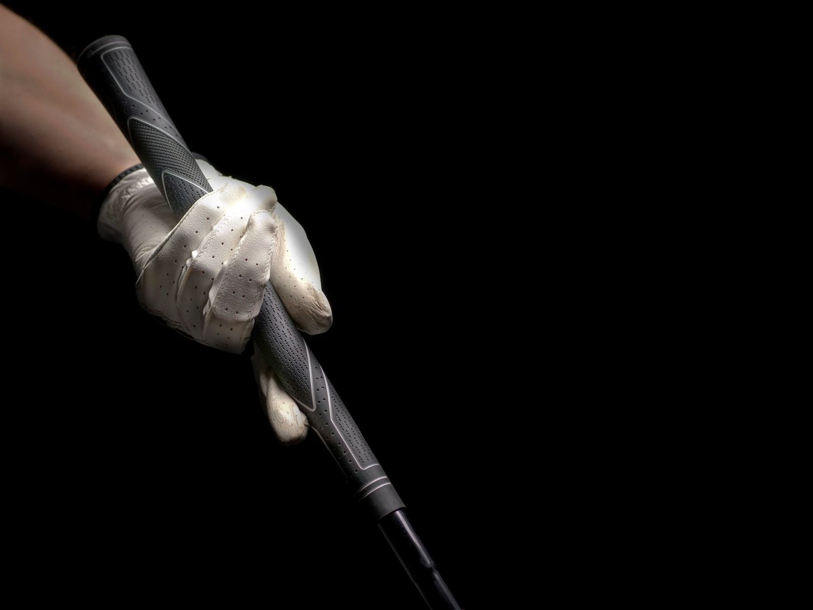 Close-up of a gloved hand gripping a club, illustrating the tack and texture this Champkey golf grips review evaluates