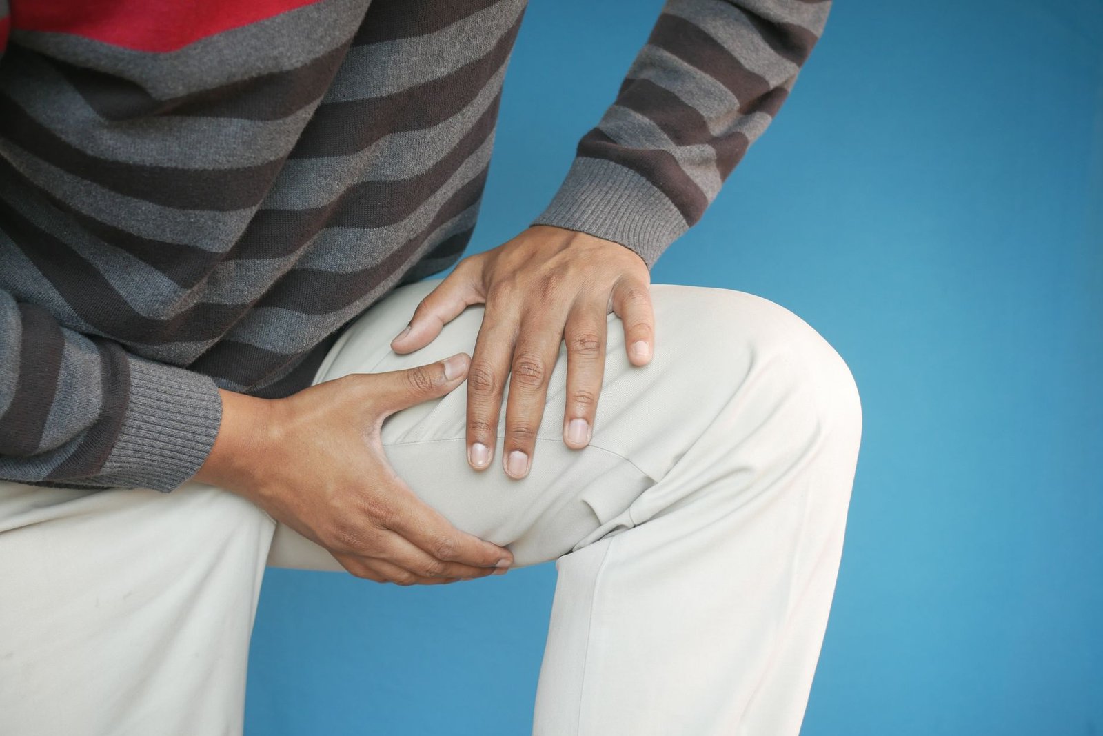 Close-up of a golfer holding his knee in pain, showing the kind of soreness that leads golfers to research the best knee brace for golf