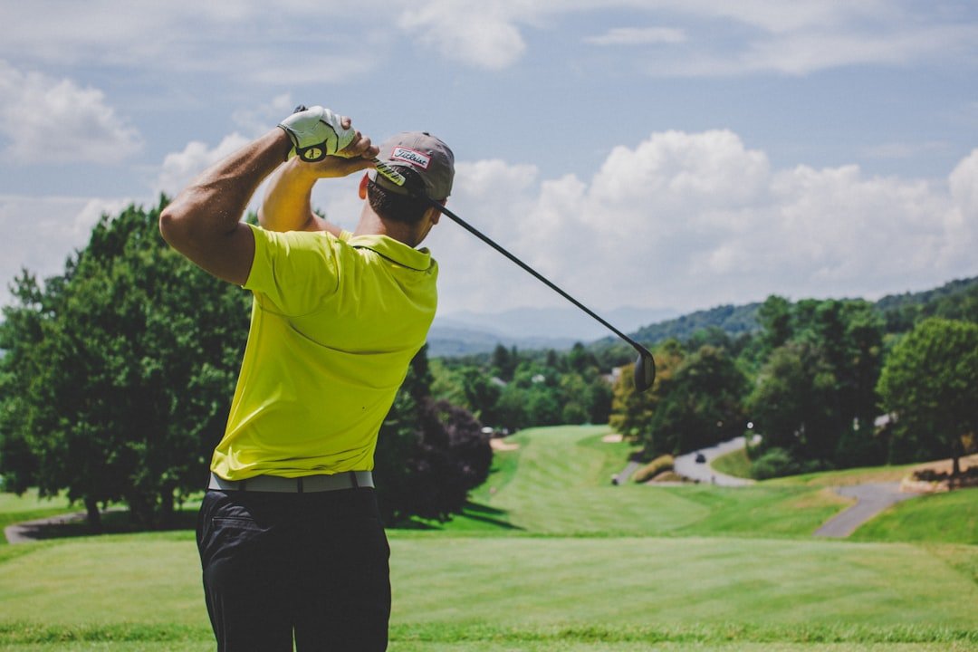 golfer rotating into the backswing while inhaling to fill the ribcage