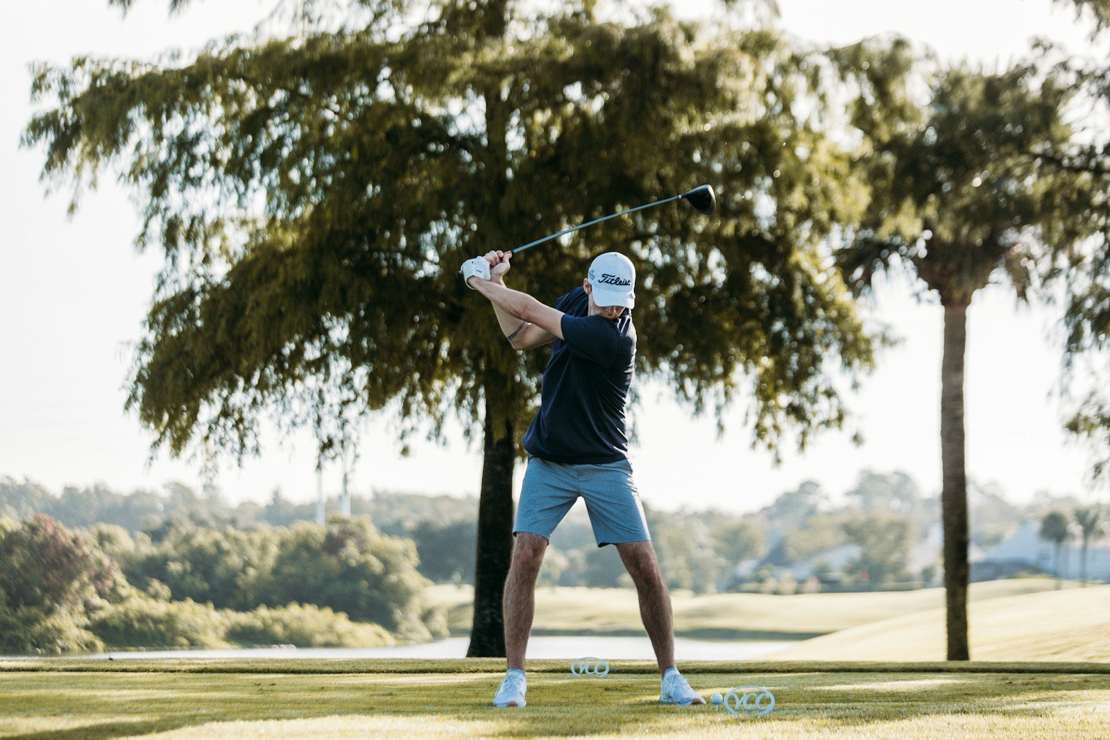 Golfer at the top of a full backswing, the motion the right golf clubs for teenager players need to support