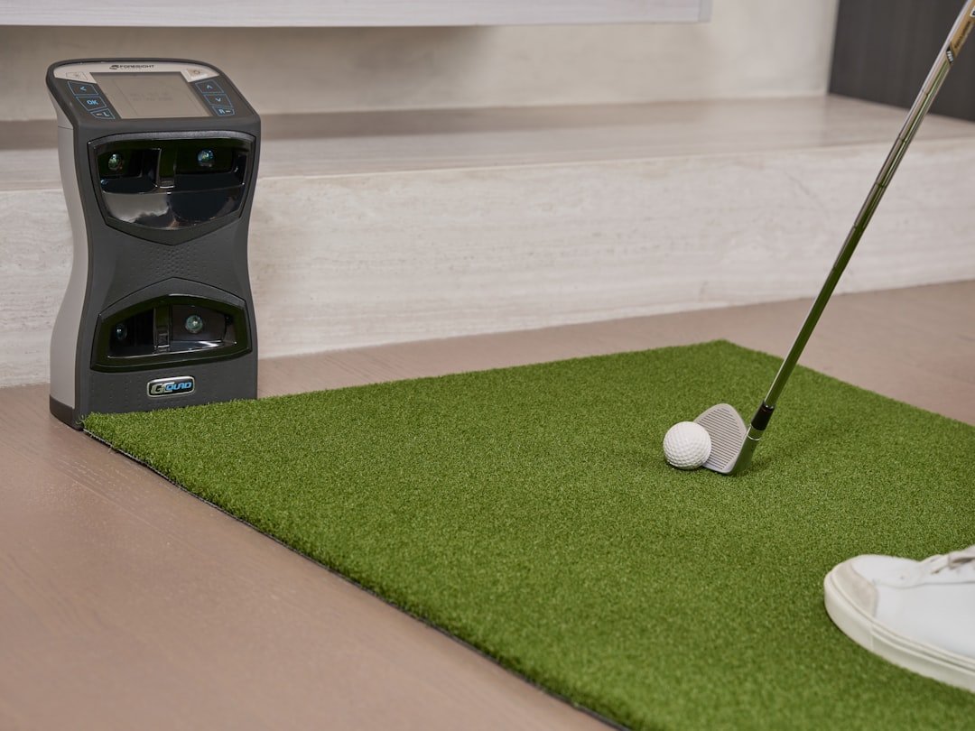 How accurate are golf simulators? Close-up of a launch monitor tracking a chip shot