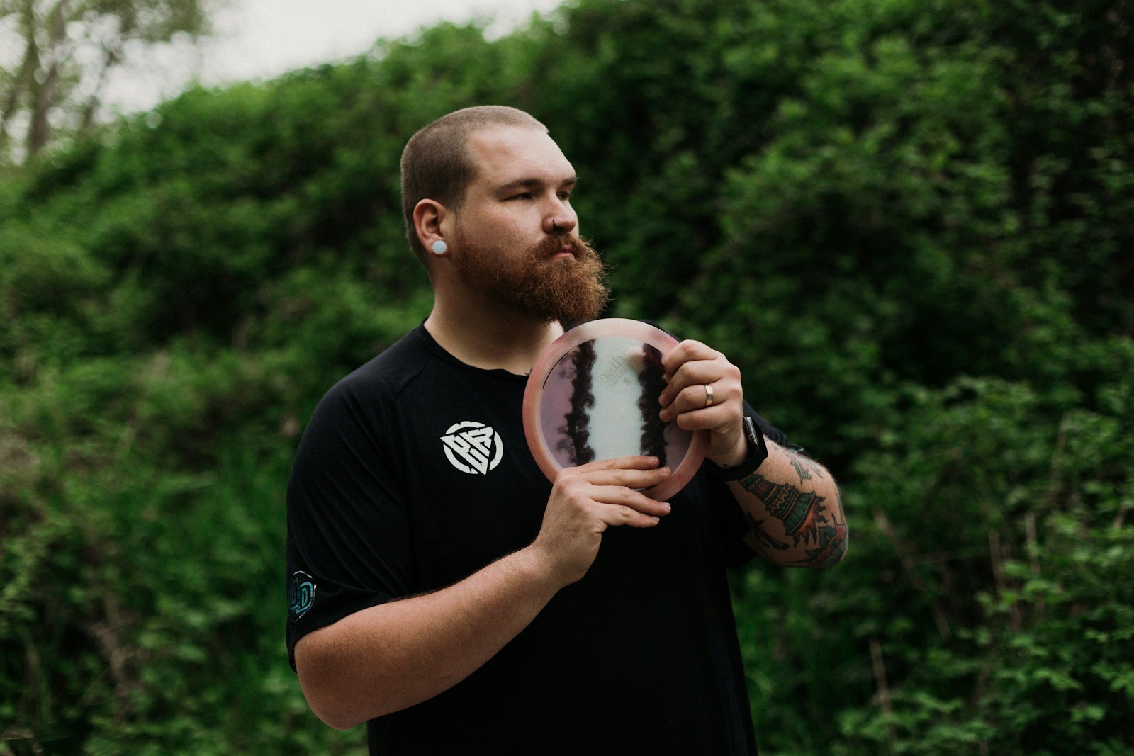Close-up of how to throw forehand in disc golf starting with the right finger placement on the disc